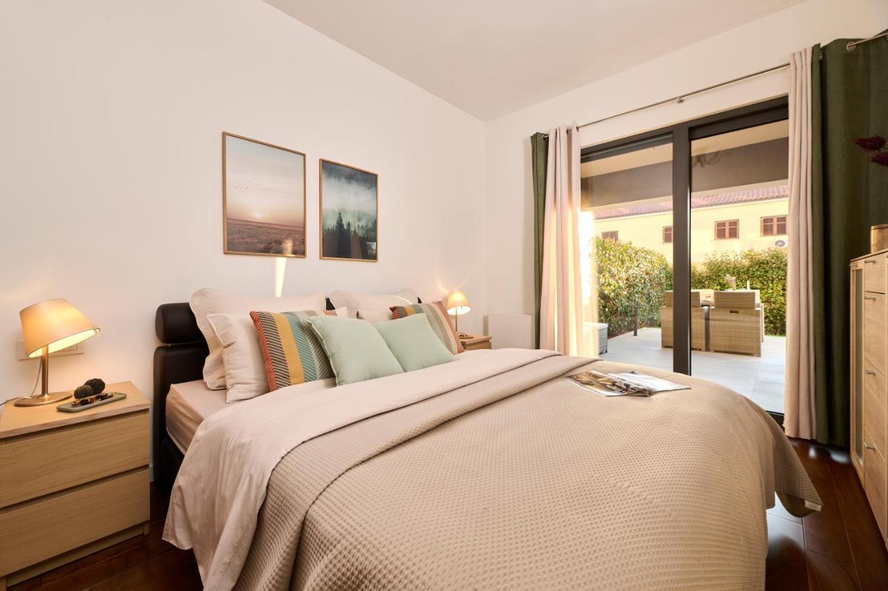 Brand New 1 Bedroom Apartment With Backyard Near The Beach! Porec Exterior photo